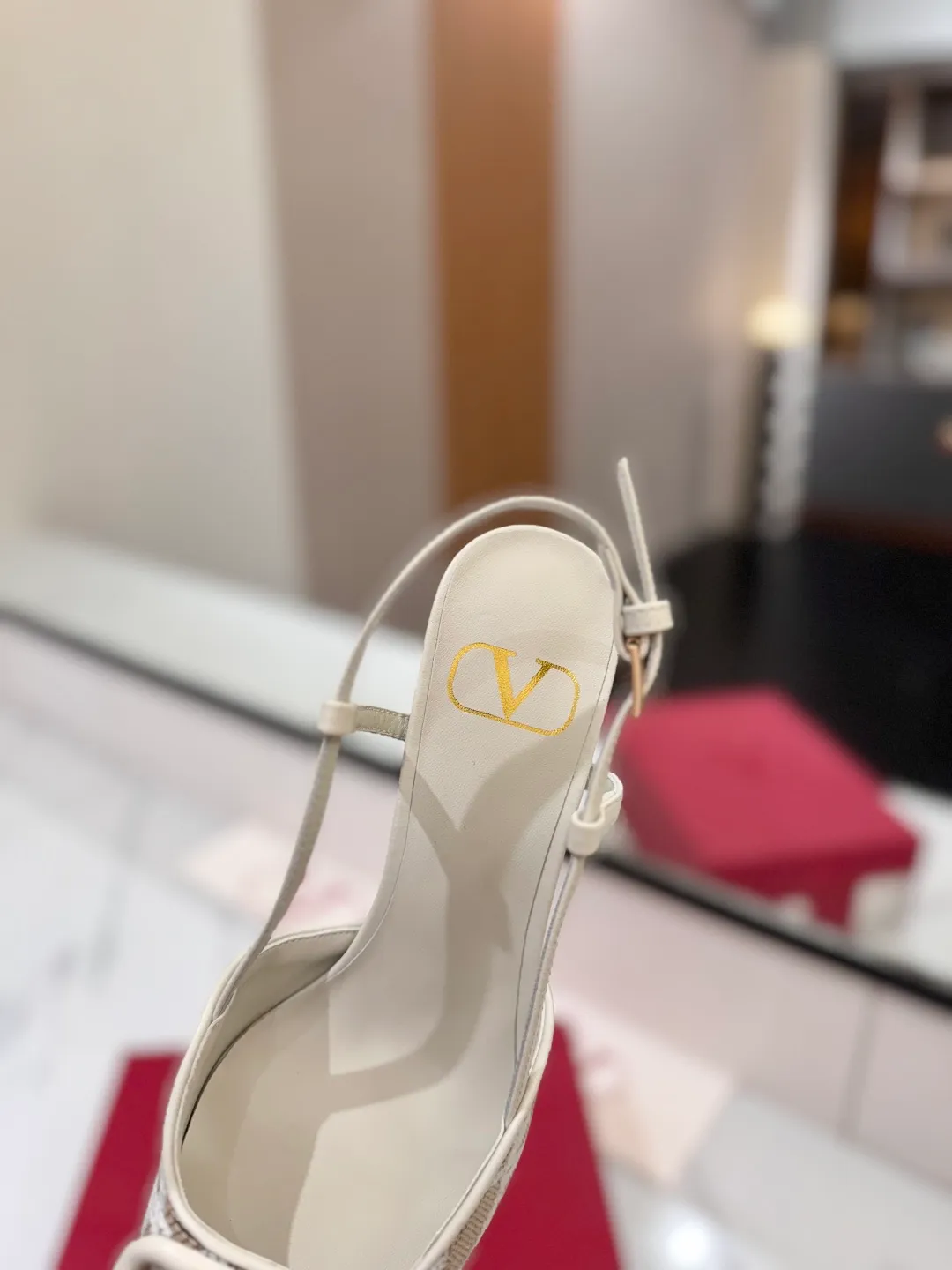 💕💕Factory direct selling price p520💕💕 Valentino VALENTINO's latest Valentino GaravaniV logo sling-back high heels with VLogo Signature decoration - Platinum tone VLogoSignature decoration ♡Elegant style, creating a different feeling! ♡It is an indispensable shoe in your shoe cabinet! ♡Simple temperament style, the highest version on the market♡ ◆ Material: Woolen cloth material◆ ◆ Lining and feet: imported goatskin◆ ◆ Outsole: Italian genuine leather outsole ◆ ◆ Heel height: ❽𝙘𝙢 ◆ ♡ show bdetails ♡ ———————————— ◢size. |35-39 (34.40 41 42 customized)◣